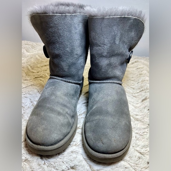 UGG Bailey Button Suede Gray Color Boots 
Warm Cozy Stylish 
Women’s Size 8 - Picture 3 of 9